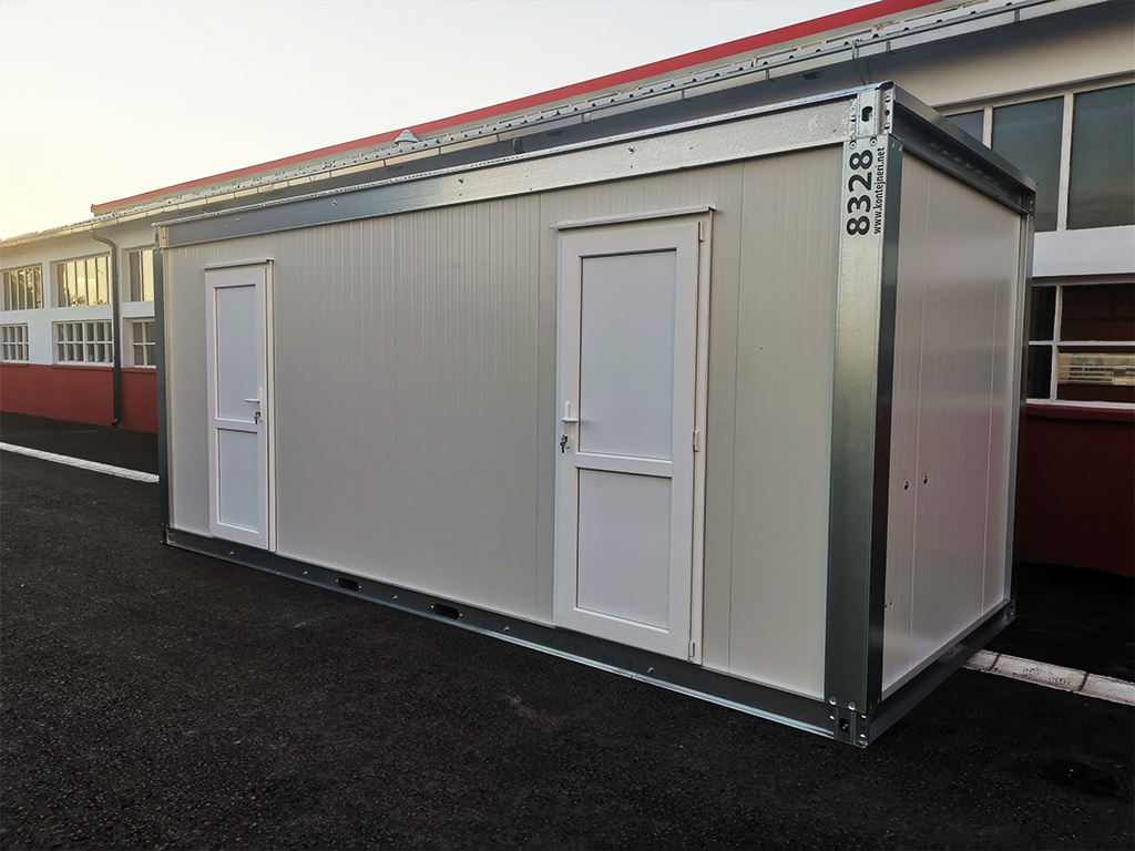 Sanitärcontainer mit zwei Eingängen für flexible Nutzung