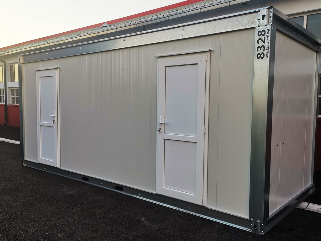 Sanitärcontainer mit zwei Eingängen für flexible Nutzung