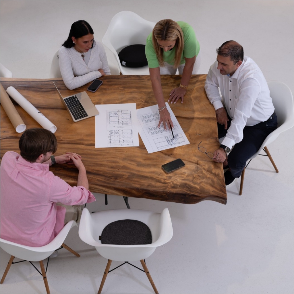 Team-Meeting für Planung individueller Raumcontainer-Lösungen bei SLC